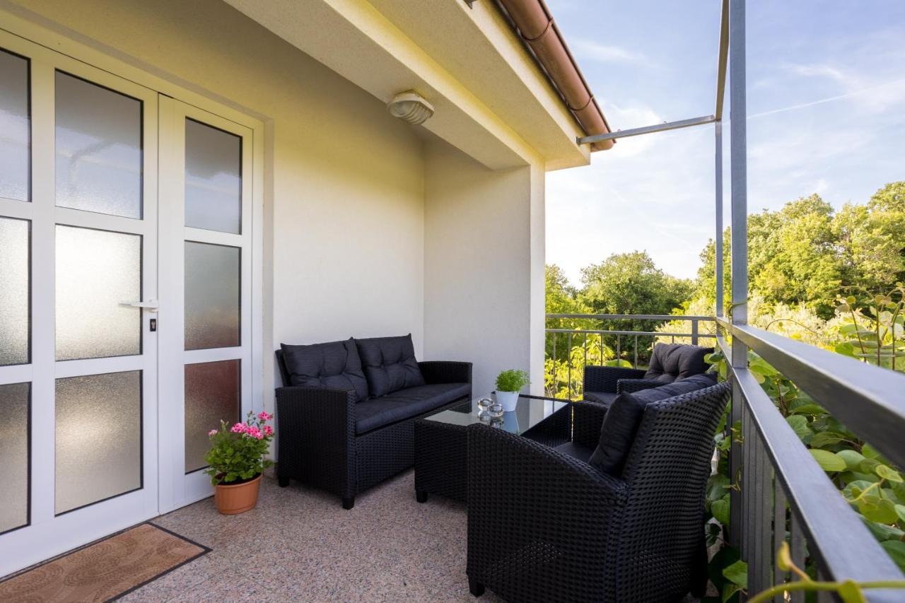 Apartments Sara Milohnici Екстериор снимка
